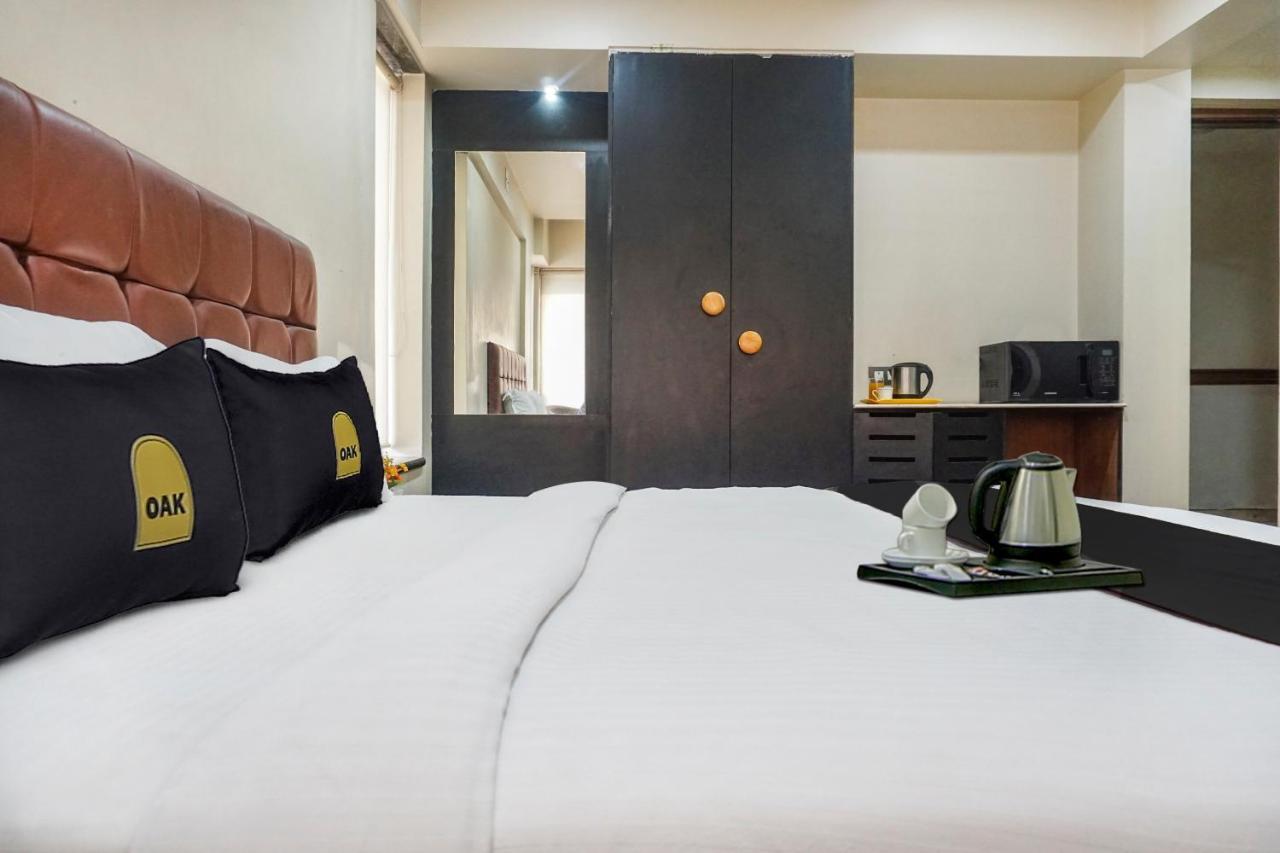 Townhouse Oak Sr Hotel Wakad Poona Buitenkant foto