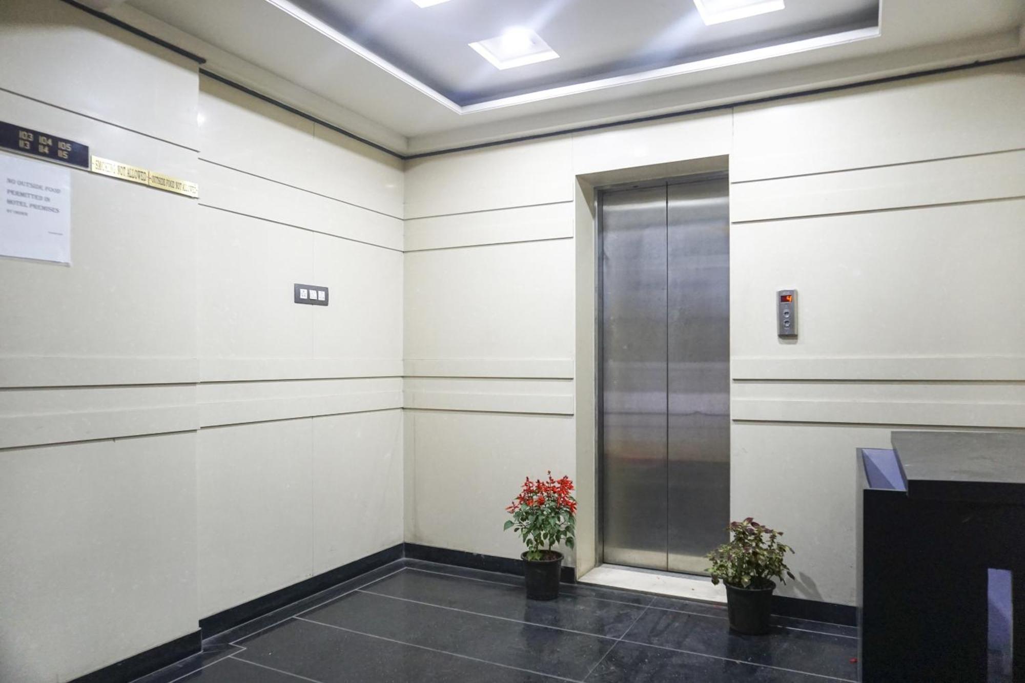 Townhouse Oak Sr Hotel Wakad Poona Buitenkant foto