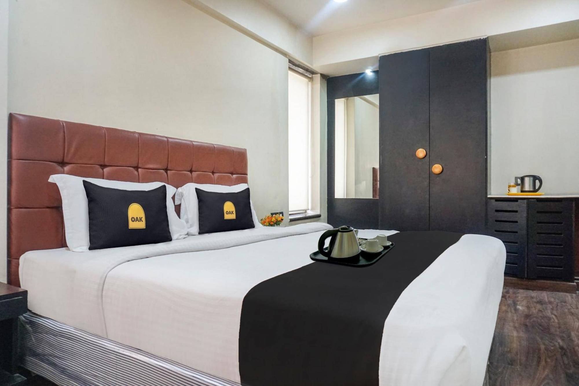 Townhouse Oak Sr Hotel Wakad Poona Buitenkant foto