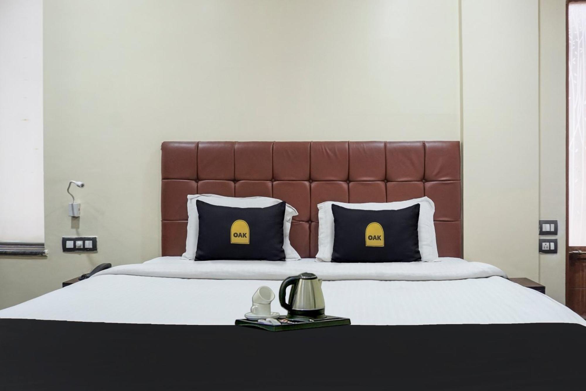 Townhouse Oak Sr Hotel Wakad Poona Buitenkant foto